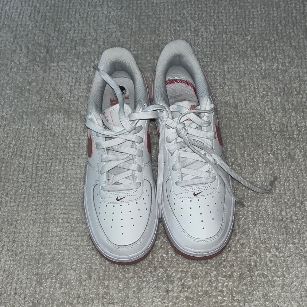 Women’s pink and white Nikes ones missing a insole